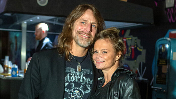 Harvinainen pusukuva! Jone Nikula hempeilee vaimonsa kanssa sodan runtelemassa Ukrainassa Jone ja Hanna