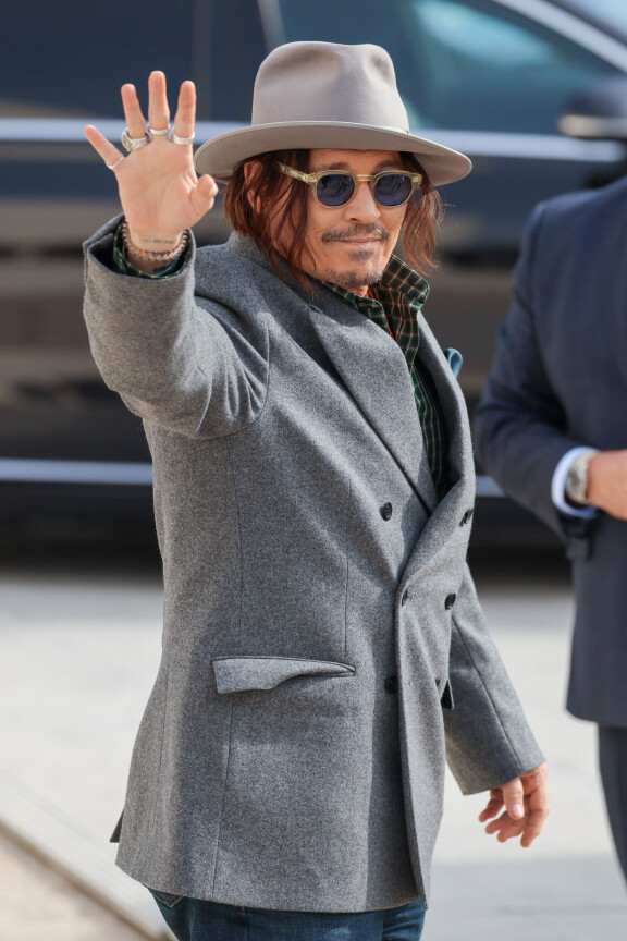 Johnny saapui muotinäytökseen iloisena.