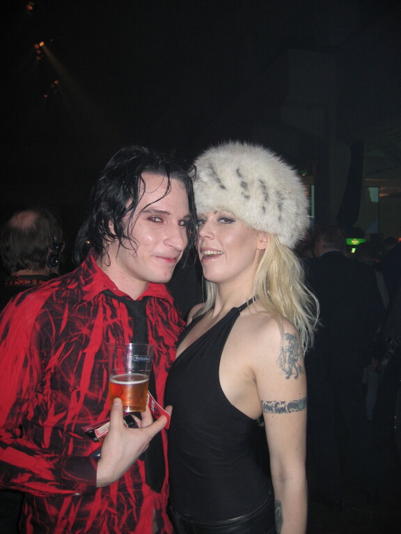 Katri ja Lasse Erjamo eli Arto Muna Seiskan synttäreillä 2004.