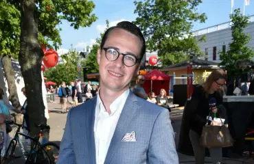 Aktiasta potkut saanut Carl Haglund kurvaili uudella öky-Porschella – kuvat!