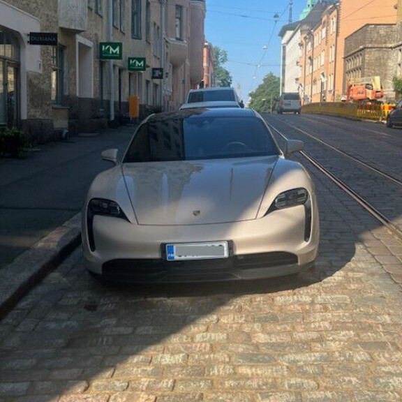 Haglundin autolla on hintaa yli 120 000 euroa.