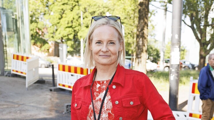 Riikka Purra yllätti räikeässä asussa!