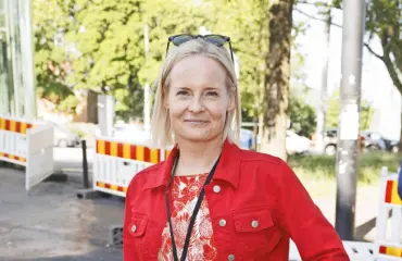 Riikka Purra yllätti räikeässä asussa!