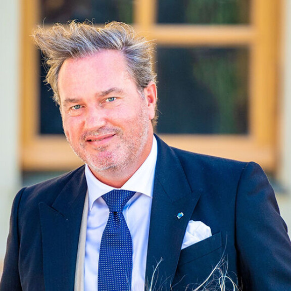 Chrisin yritys ei ainoastaan ole joutunut tänä vuonna talousvaikeuksiin, sen kimppuun iskivät myös pornohakkerit. Chris O'Neill
