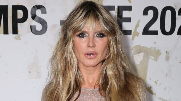 Heidi Klum hätkähdytti Pariisin muotiviikoilla – nakumekko ja hurjat hampaat