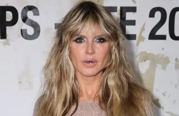 Heidi Klum hätkähdytti Pariisin muotiviikoilla – nakumekko ja hurjat hampaat