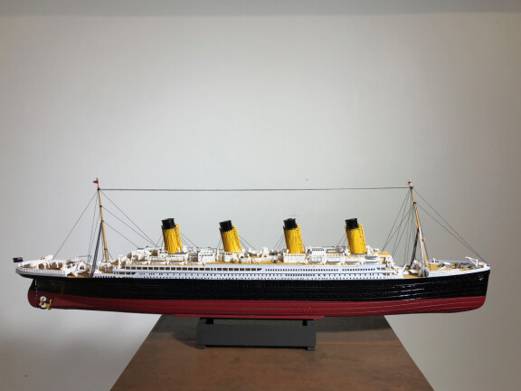 Terolla pysyy käsissään niin kitara kuin pienemmätkin asiat. Mies on intohimoinen pienoismallien tekijä. Kuvassa Teron tekemä pienoismalli neitsytmatkallaan vuonna 1912 uponneesta Titanicista.