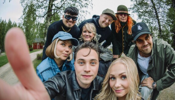Kauden 9. jaksossa vietetään Johannes Brotheruksen päivää. Kuumaa-yhtyeen kappaleita tulkitsevat Viivi, Lauri Haav, Pelle Miljoona, Mikki Kauste, Jonna Tervomaa, Käärijä ja Vesta.