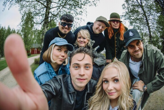 Vain elämää on hittiformaatti, josta pyörii jo 16. kausi. Ohjelmaan on päässyt artisteja melko lailla vähäisemmilläkin näytöillä kuin mitä Tero Vaaralla olisi esittää.