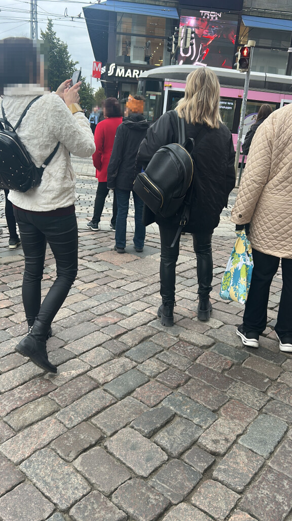 Artistilla oli promoamassa tulevia keikkojaan, ja kohtasi faninsa iloisena ja lämpimästi. Artisti Pandora selin kameraan. Kuvaaja kuvaa vieressä videota.