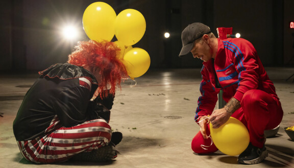 Lopulta Saulikin tajuaa, että klovnille pitää antaa helium-palloja. Saku Tiainen/Sanoma.