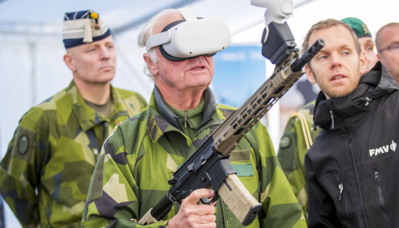 Kuningas tarttui aseeseen ja uppoutui VR-todellisuuteen.