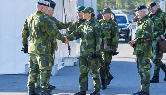 Kruununprinsessa ja kuningas edustivat sotilaspukuihin sonnustautuneena.