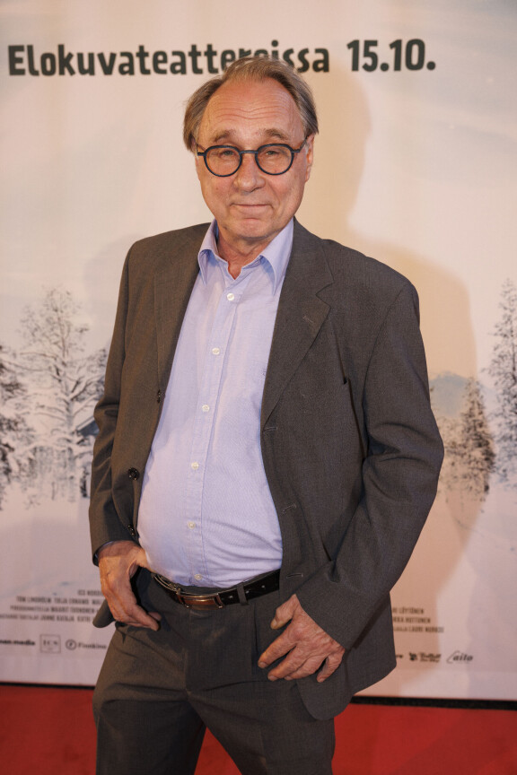 Seiska tapasi Tom Lindholmin Kyllä isä osaa Lapissa -elokuvan punaisella matolla.