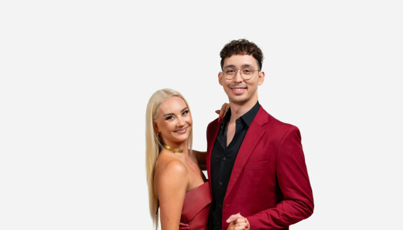 Eric 'Lakko' Savolainen ja Kastanja Rauhala. Kastanjalla on normaalisti vaaleat hiukset. Eric 'Lakko' Savolainen, Kastanja Rauhala, Tanssii tähtien kanssa, 18. kausi, 2025.