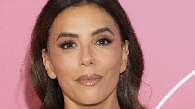 Eva Longoria liihotti nuorten könsikkäiden kainaloissa – paljastava iltapuku vei huomion