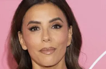 Eva Longoria liihotti nuorten könsikkäiden kainaloissa – paljastava iltapuku vei huomion