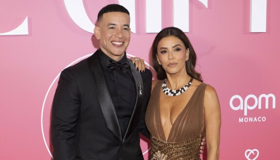 Daddy Yankeen tunnetuimpia biisejä ovat viiden vuoden takainen kesämegahitti Despacito sekä 20 vuotta vanha Gasolina, reggaetonin ensimmäisiin maailmanhitteihin lukeutuva bängeri. Näyttelijä Eva Longoria ja laulaja Daddy Yankee Monacossa 4.10.2025