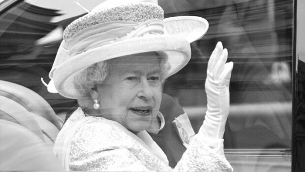 The Crown -sarjan kuvaukset keskeytetään kuningatar Elisabetin poismenon johdosta: 'Rakkauskirje kuningattarelle' Ellu