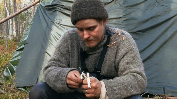 Alone Suomi -kilpailijalla on vatsaongelmia – turvautuu erikoiseen keinoon