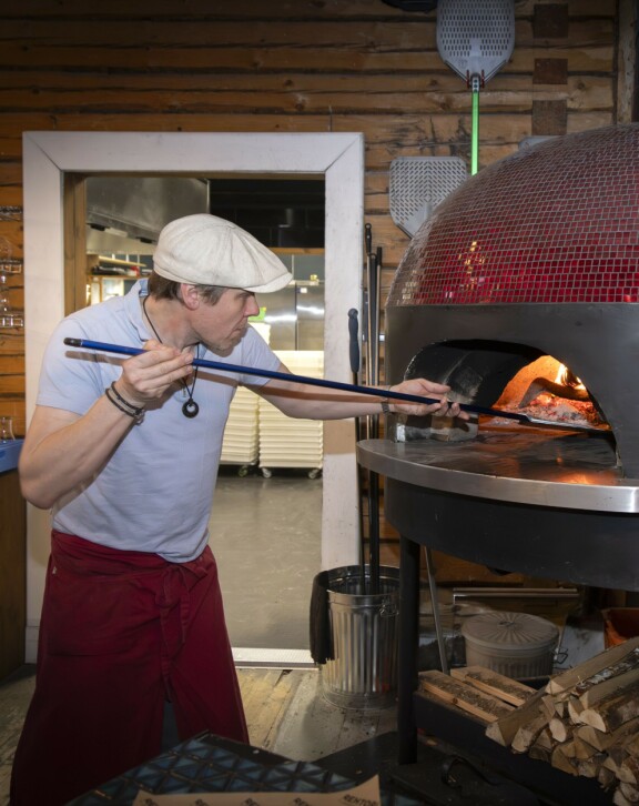 Tuukka Temonen pizzanpaistopuuhissa lauantai-iltana ravintola Rehtorissa.