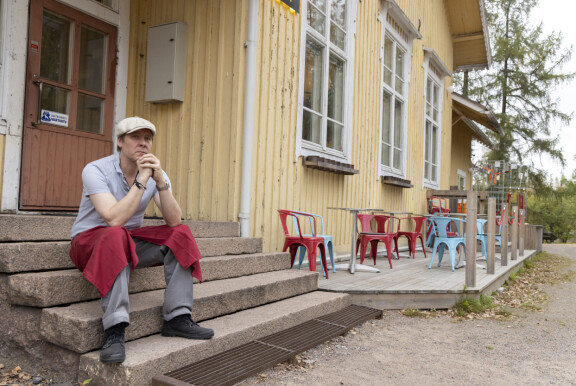 Suru painaa Tuukkaa, jonka on pakko painaa pitkää päivää vaikeasta tilanteesta huolimatta.