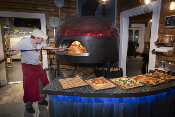 Tuukka on opetellut paistamaan napolilaista pizzaa. – Tämä paistuu kahdessa minuutissa.