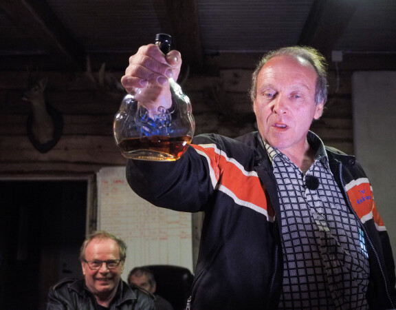 Hakki on päässyt irti viinapirusta. Teuvo Hakkarainen vaalivalvojaisissa vuonna 2015.