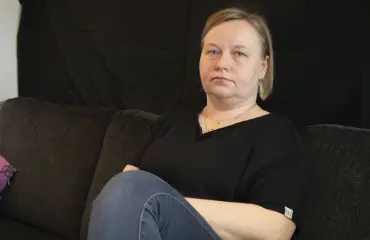 Yksinhuoltajan talous on kuralla – näin paljon hän elää yli varojensa