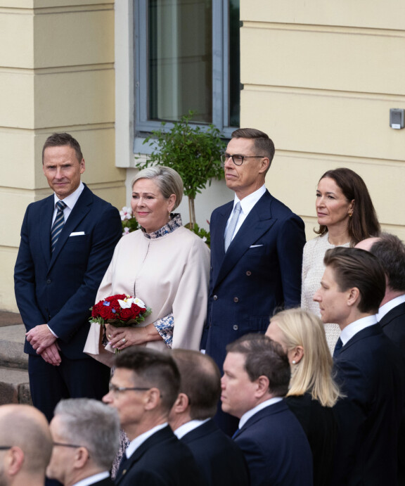 Alexander ojensi Hallalle tervehdysten yhteydessä kauniin kukkakimpun, jossa oli punaisia ja valkoisia kukkia.