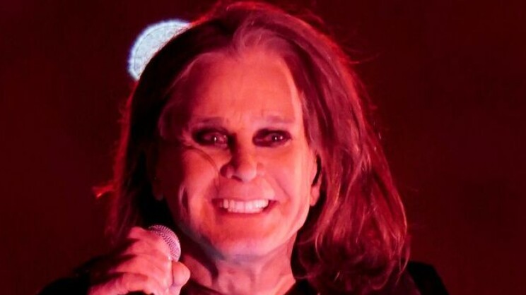 Sukset ristissä! Ozzy Osbourne tylyttää kirjassa suosikkilaulajaa: 'Jos hänellä oli jotain sanottavaa...' Ozzy Osbourne esiintymässä vuonna 2022.