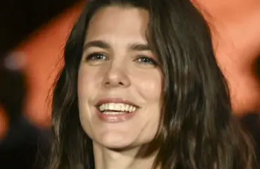 Charlotte Casiraghi säväytti muotinäytöksessä – tältä Grace Kellyn lapsenlapsi näyttää nyt