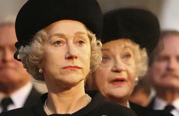 The Crown -sarjan tekijän Elisabet II:sta kertova elokuva oli vuoden 2006 juhlituimpia teoksia – pääosaesittäjä sai Oscarin