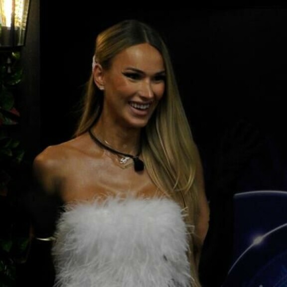 Sofia vastaili ystävällisesti kämppiksilleen. Sofia Big Brother