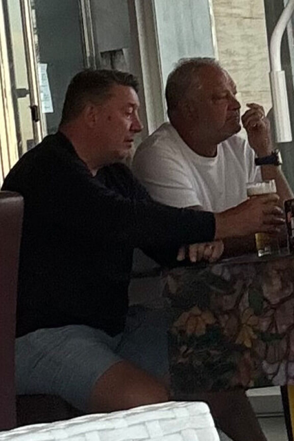 Lukijan mukaan Jari Kurri ja Esa Tikkanen nauttivat illasta, vaikka kuvasta riemu välttämättä välity.