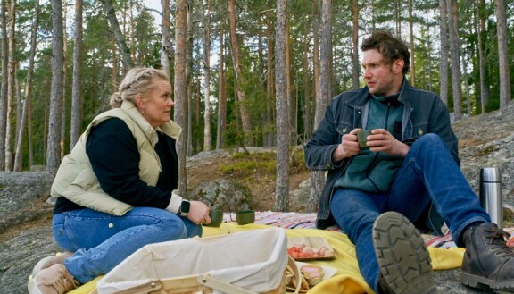 Miia huomaa treffeillä, ettei hänen kuvittelemaansa vetovoimaa olekaan. Maajussille morsian: Miia ja Miika treffeillä