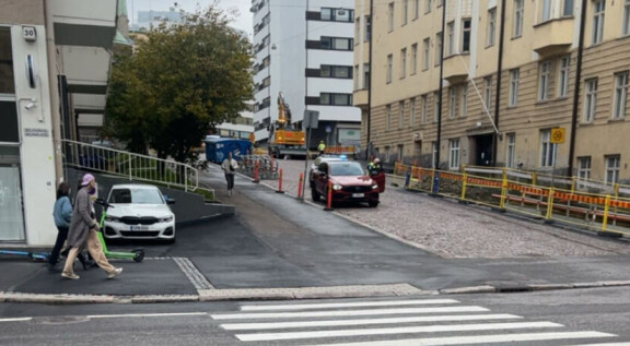 Erna istuskeli autossa, poliisisetä seisoi ulkopuolella.
