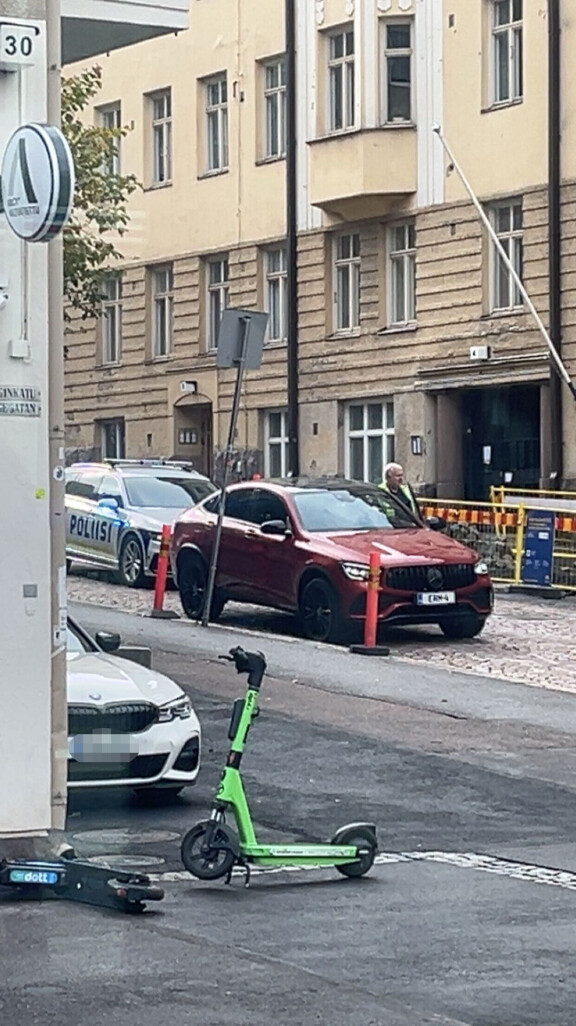 Karpaasipoliisi selvitteli tilannetta Ernan kanssa.
