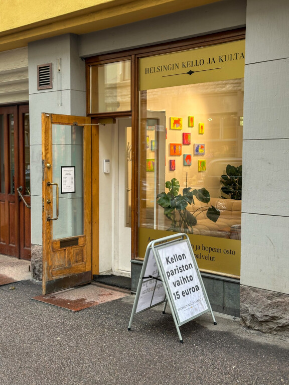 Akun liike sijaitsee Helsingin keskustassa arvokkaalla liikepaikalla. Aku Hirviniemen kultakauppa Fredrikinkadulla Helsingissä 8.10.2025