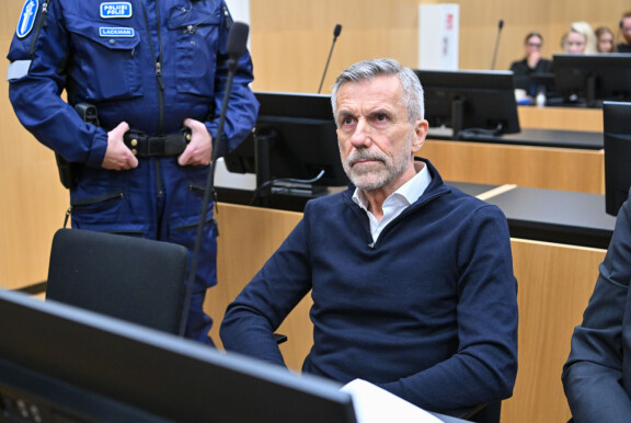 Janne Puhakan äiti kertoo käyneensä tapaamassa poikansa murhannutta Rolf Nordmoa vankilassa. Äidin oloa ei kohtaaminen kuitenkaan helpottanut.