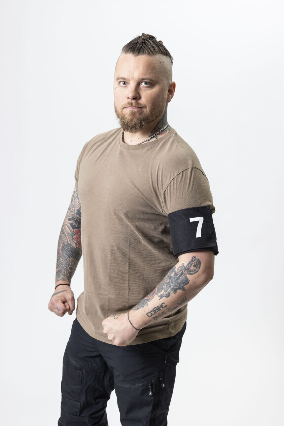 Archie sai Erikoisjoukkue-numeron käsivarteensa pressikuvia varten.