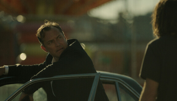 Jude Law ja Jason Bateman sarjassa Black Rabbit.