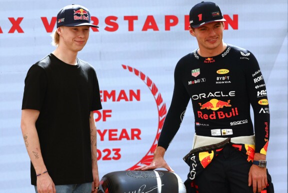 Formulat kiehtovat Kallea, joka poseeraa tässä F1-mestari Max Verstappenin rinnalla.