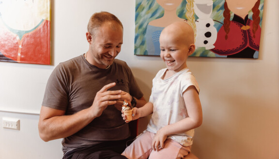 Sammy-isä ja Aubrey herkuttelutauolla sairaalassa.