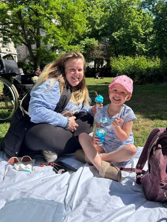Aubrey nautiskelee ulkoilusta ja jäätelöstä puistossa äitinsä Madeleinen kanssa.