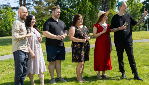 Yhteistapaamisessa ovat paikalla kaikki muut parit paitsi Julia ja Arttu, joiden tiet jo erkanivat. Ensitreffit alttarilla
