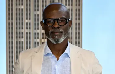 Koditon näyttelijä Djimon Hounsou nukkui puistossa ja peseytyi suihkulähteessä