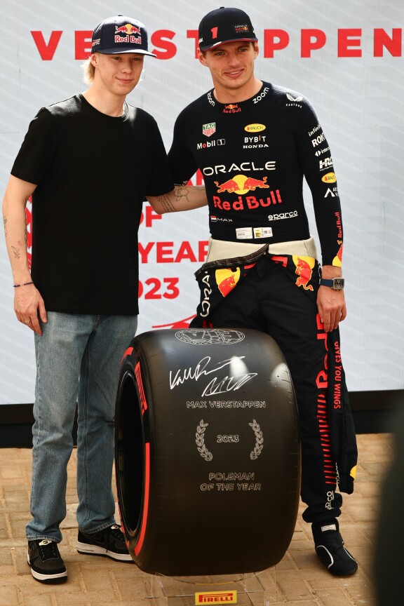 Formulat kiehtovat Kallea, joka poseeraa tässä F1-mestari Max Verstappenin rinnalla.