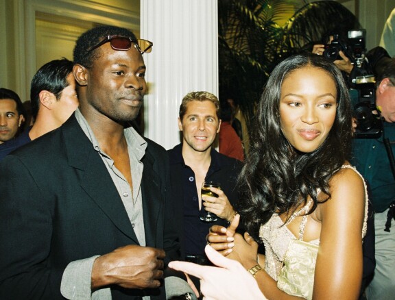 Huippumalli Naomi Campbell lukeutuu Djimonin ystäviin hänen mallivuosiltaan.