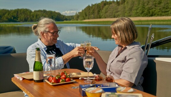 Villen ja Outin välit lämpenevät entisestään. Maajussille morsian: Outi ja Ville treffeillä.